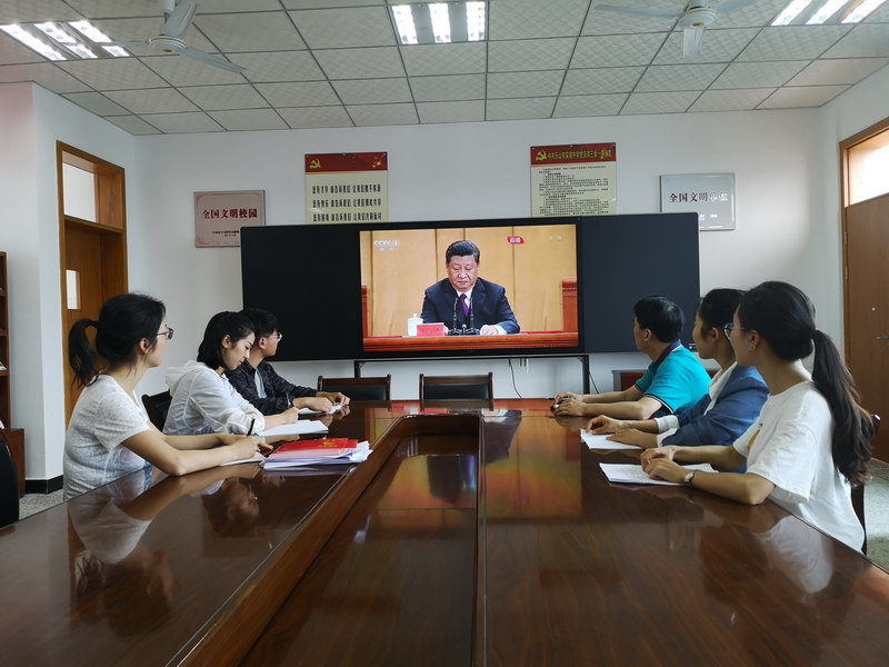 （圖片1：實(shí)中黨員認(rèn)真學(xué)習(xí)習(xí)近平總書(shū)記在紀(jì)念五四運(yùn)動(dòng)100周年大會(huì)上的重要講話精神）.jpg
