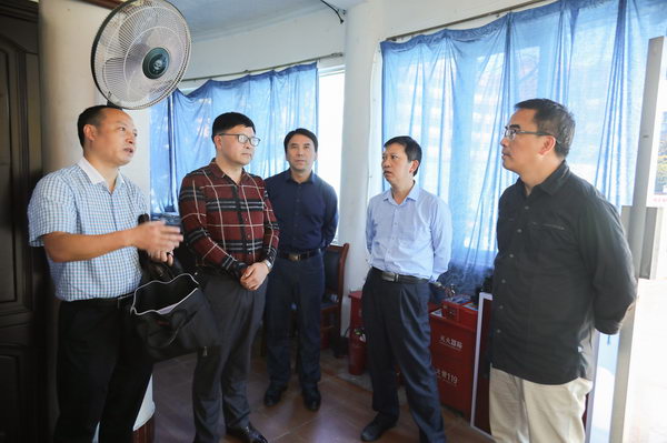 20190925-市教育局陳昆局長、安全科賀永泉一行調(diào)研學(xué)校安全工作(查看學(xué)校安全監(jiān)控設(shè)施）10.JPG