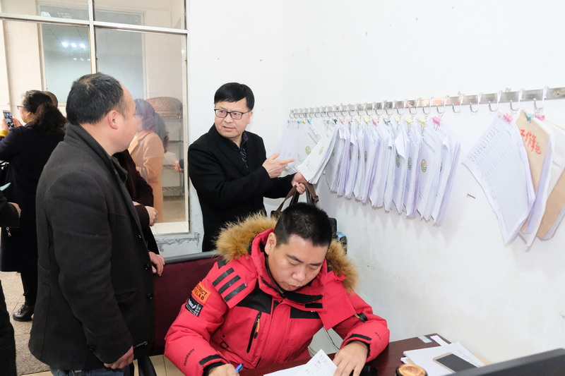 图六、汪伟长校检查了解食堂菜品采样记录、菜品品尝记录、食堂送饭车辆消毒记录情况.JPG