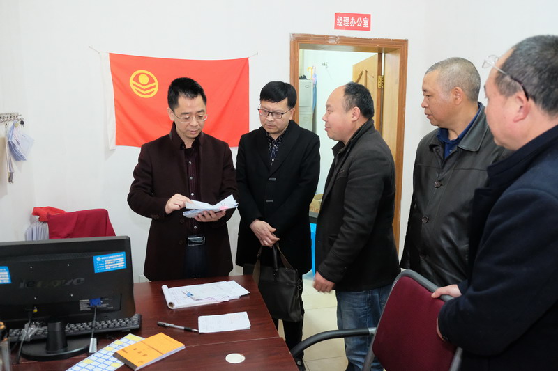 图七、听取食堂相关管理负责人汇报食品安全工作.JPG