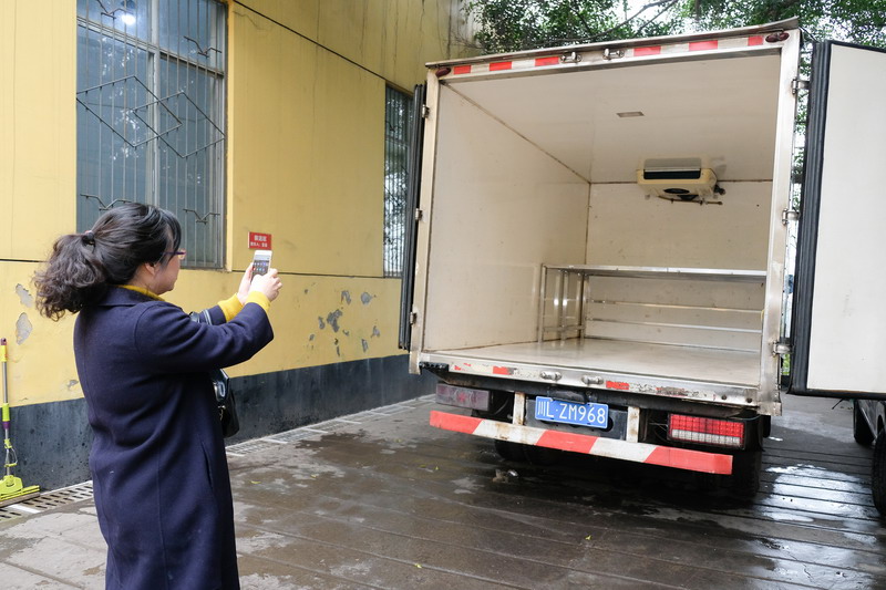 图十、陈雪琴副校长检查送饭专用车辆消毒情况.JPG