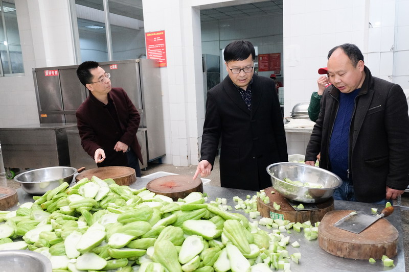 图十一、汪伟校长检查食材新鲜情况.JPG