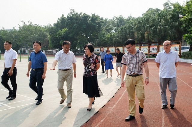 20190826-市委宣傳部余麗部長教育局陳昆局長檢查樂山實(shí)中開學(xué)工作015.jpg
