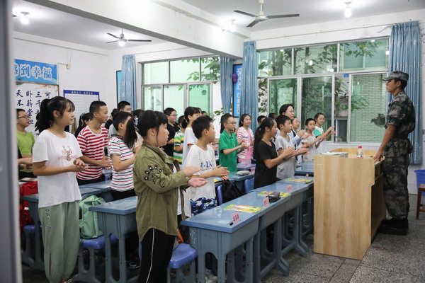 20190903-樂山實(shí)中2022屆新生國防教育36.JPG