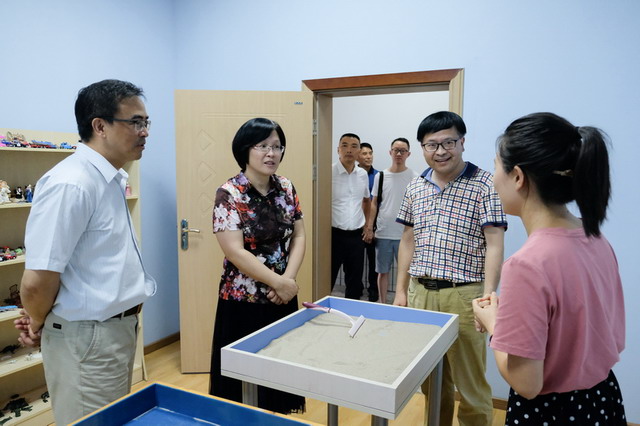 20190826-市委宣傳部余麗部長教育局陳昆局長檢查樂山實(shí)中開學(xué)工作021.jpg