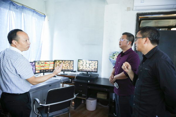 20190925-市教育局陳昆局長、安全科賀永泉一行調(diào)研學(xué)校安全工作(查看學(xué)校安全監(jiān)控設(shè)施）02.JPG